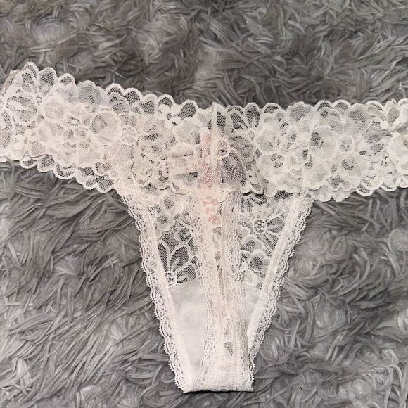 BUNDLE Victoria’s Secret thong bundle white lace and ruffles with mesh sz M - Picture 2 of 9
